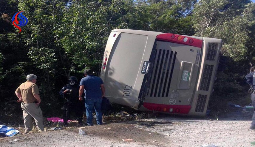 واژگونی اتوبوس توریستی در مکزیک با 30 کشته و مجروح + تصاویر