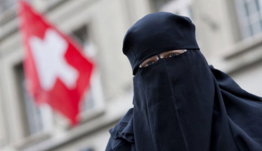 الحكومة السويسرية تعارض حظر البرقع على الصعيد الوطني