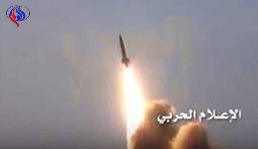 حمله موشکی یمنی ها به مواضع متجاوزان سعودی در اردوگاه الرویک