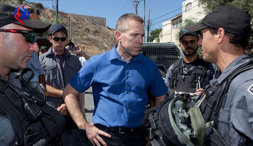 وزير الأمن الصهيوني يتعرض لوابل من الحجارة شرقي القدس