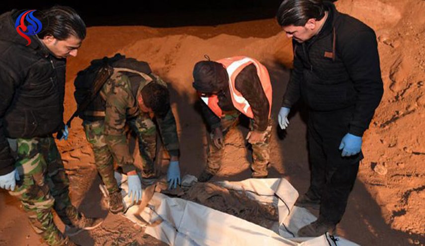 اكتشاف مقبرتين جماعيتين لمن اعدمهم داعش بريف الرقة
