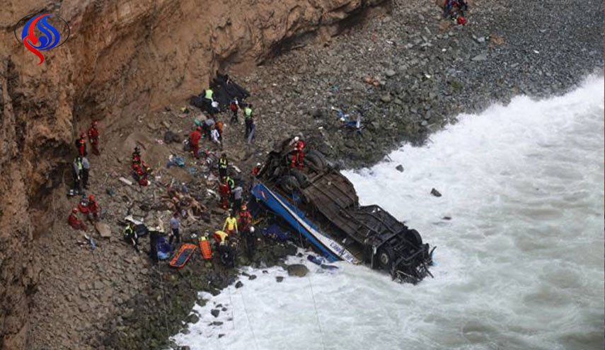 48 قتيلا بسقوط حافلة من علو 100 متر في البيرو