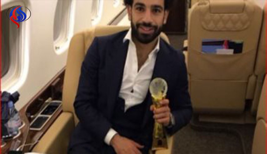 محمد صلاح ينشر صورة جديدة أثناء استلامه جائزة أفضل لاعب إفريقي