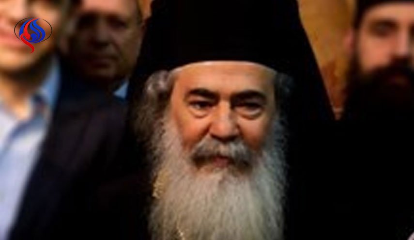 پرتاب لنگه کفش فلسطینی ها؛عقوبت تبانی اسقف یونانی قدس با صهیونیست ها+ تصویر سند تبانی