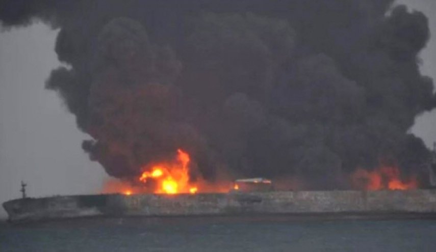 نفتکش ایرانی همچنان در آتش می‌سوزد