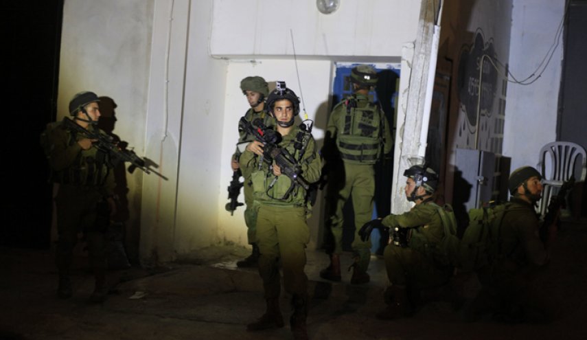 اعتقال 6 فلسطينيين خلال مداهمات في طولكرم ونابلس