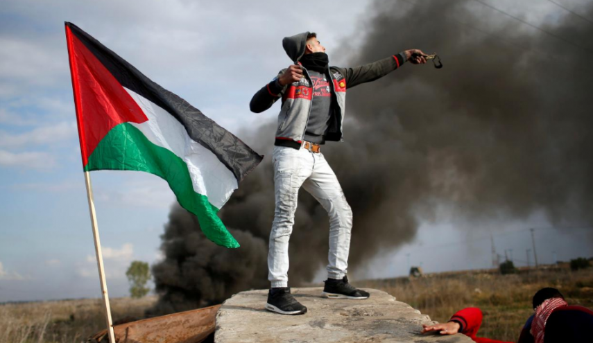 ادامه درگیری های شدید بین فلسطینیان و نظامیان صهیونیستی/ زخمی شدن یک جوان فلسطینی به ضرب گلوله صهیونیست ها