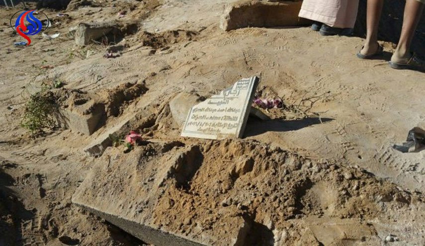 العدوان يستهدف مقبرة الشهداء ومخزن كتب مدرسية بصعدة+صور