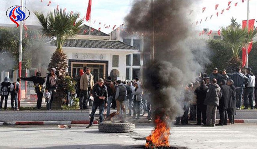 الداخلية التونسية تعتقل 41 شخصا مع تجدد الاحتجاجات