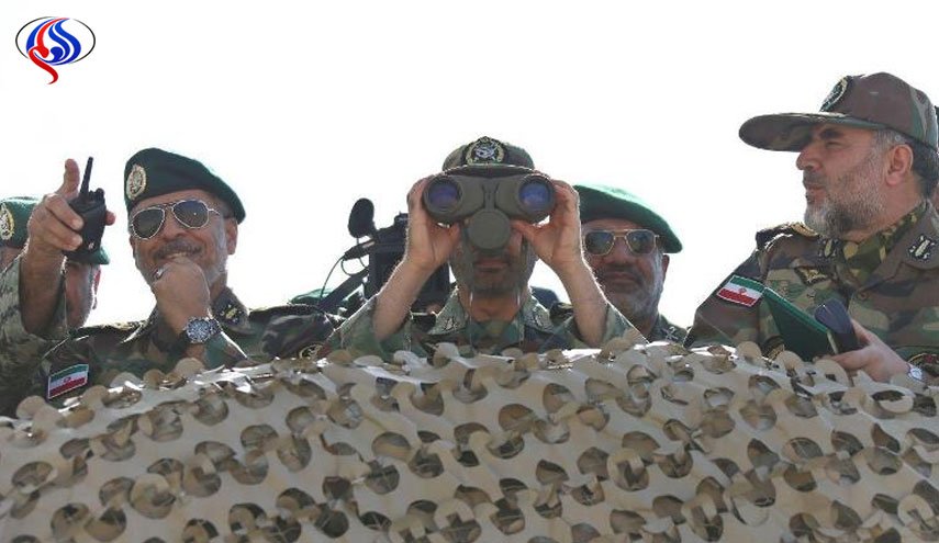 المقاتلات الإيرانية توجه تحذيرا لقطعتين بحريتين