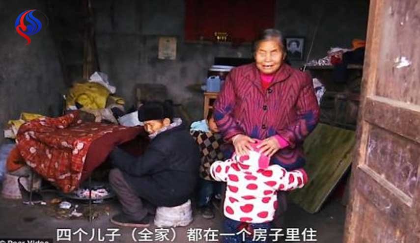 بالصورة.. ضريرة وأصم يرعيان 12 طفلا ببيت صغير في الصين 