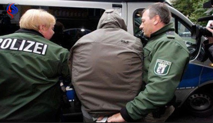 اعتقال 4 سوريين مشتبه بهم على طريق في ألمانيا !
