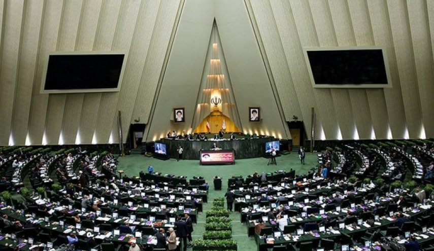 نواب البرلمان الايراني يشيدون بإجراء مناورات 