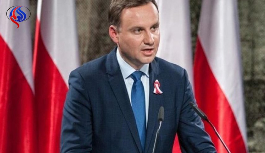 الرئيس البولندي يتعهد بمراجعة تشريع أغضب