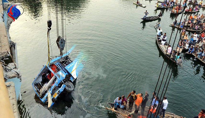 مقتل العشرات في سقوط حافلة بنهر في الهند +صور
