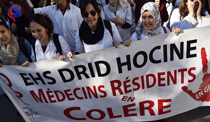 الأطباء الجزائريون يهددون باستقالة جماعية