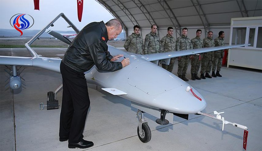 أردوغان بزي طيار في قاعدة طائرات مسيرة بولاية باطمان