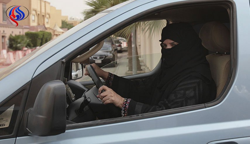 دولة عربية تتجه للسماح للمرأة بقيادة سيارة الأجرة