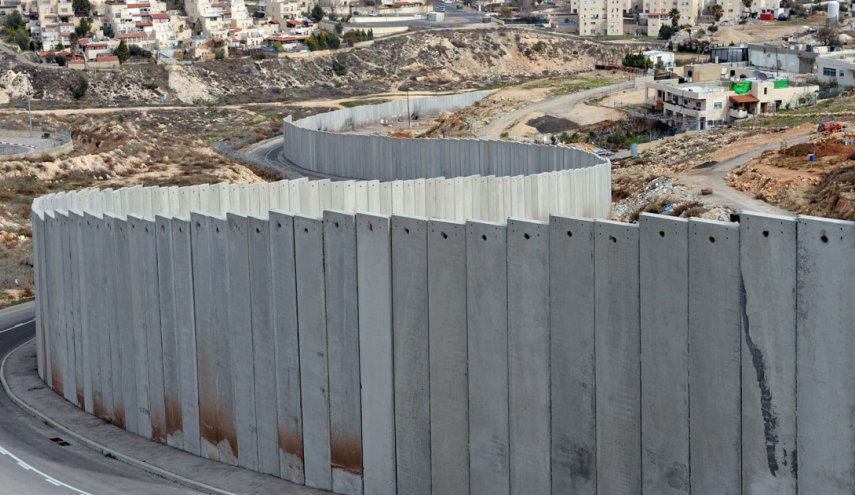     
الكيان الصهيوني يواصل بناء الجدار الإسمنتي