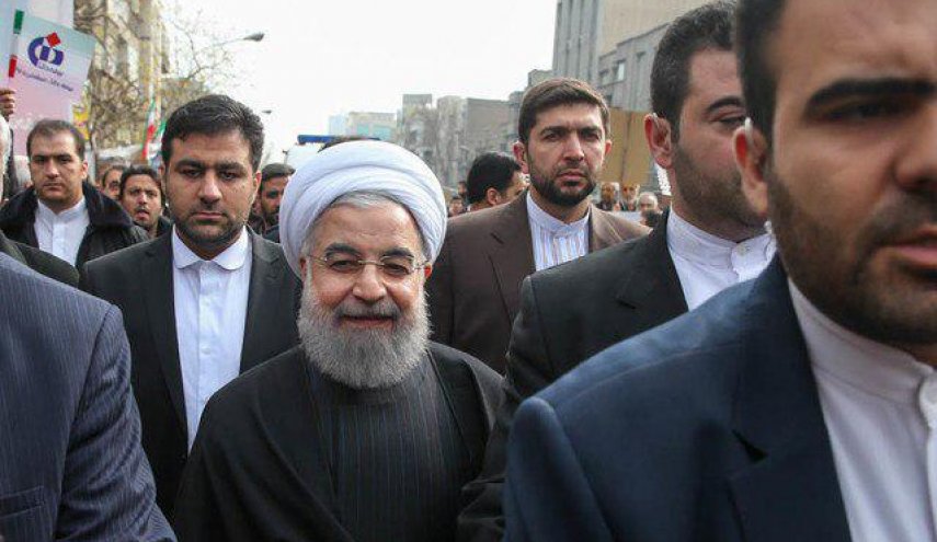 روحانی به جمع شرکت کنندگان در راهپیمایی 22 بهمن پیوست