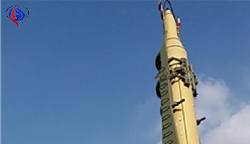 عرض صاروخ بالستي خلال مسيرات انتصار الثورة+صورة   