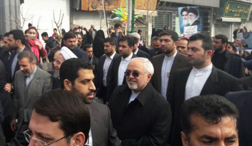 ظريف: الشعب الايراني متمسك بقوة بالثورة