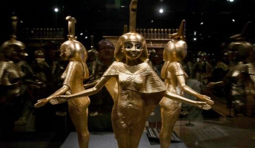 اعتقال شقيقين مصريين حاولا بيع تمثال فرعوني أثري
