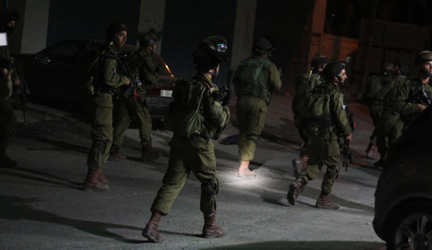 الاحتلال يعتقل 12 فلسطينيا بالضفة