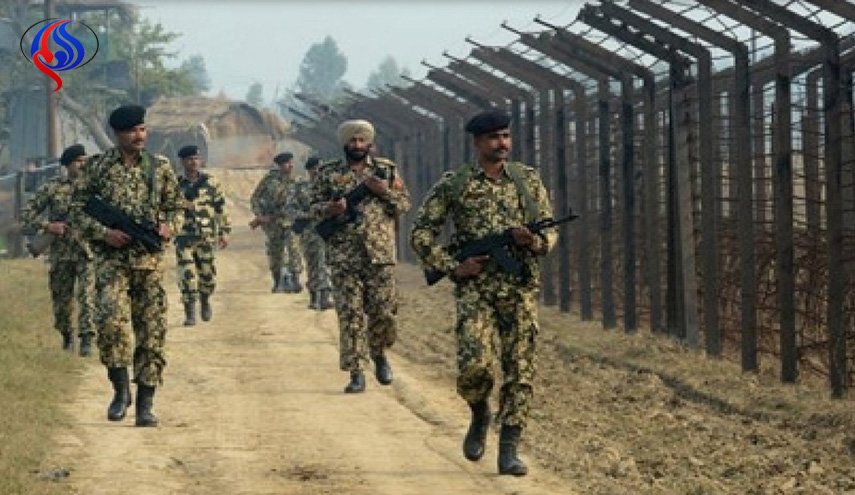 التصعيد العسكري بين الهند وباكستان يؤدي الى فرار المئات من كشمير