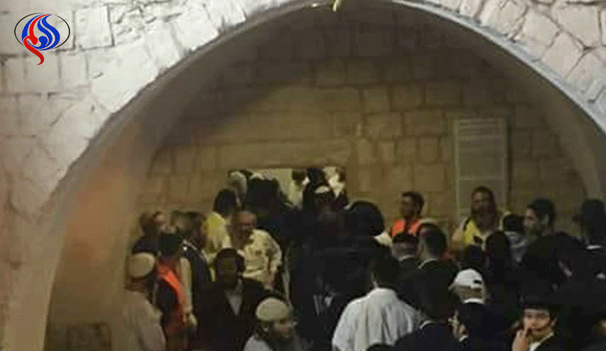 مئات المستوطنين يقتحمون قبر يوسف (ع) بنابلس واندلاع مواجهات