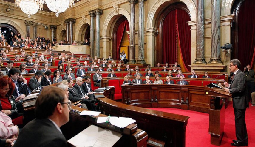 برلمان كاتالونيا يتهم مدريد بالتسلط ويدافع عن بوتشيمون