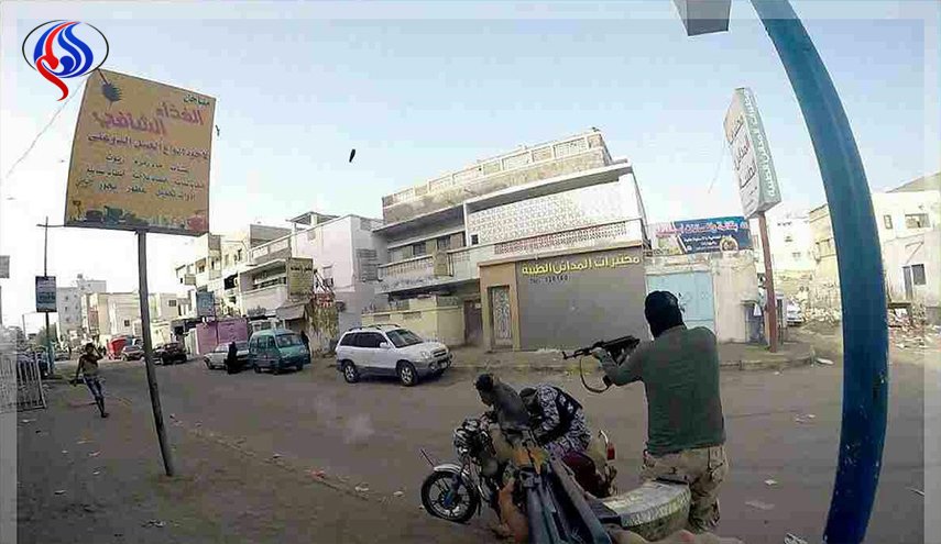 شاهد.. داعش، ينشر صورا لإغتيال جنديين في مدينة عدن