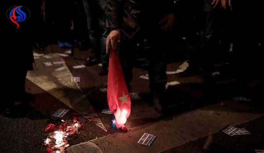 مظاهرات ضد أنقرة وحرق العلم التركيا في شوارع أثينا