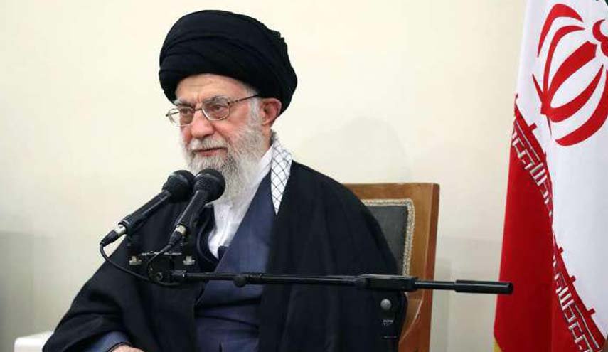 قائد الثورة الاسلامية يزور أسرة الشهيد حداديان