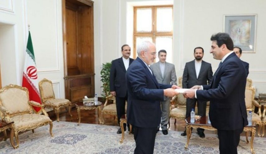 السفير اللبناني الجديد يقدم أوراق اعتماده لوزير الخارجية الايراني