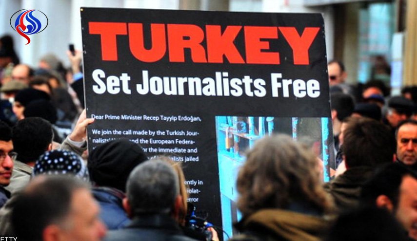 الادعاء التركي يطالب بسجن موظفي صحيفة 