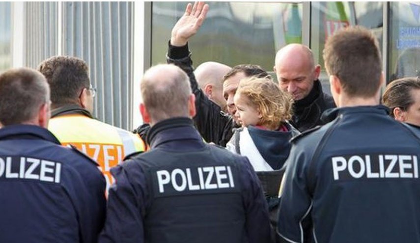 پلیس مسلمان آلمانی به دلیل دست ندادن با همکار زن خود 1000 یورو جریمه می‌شود