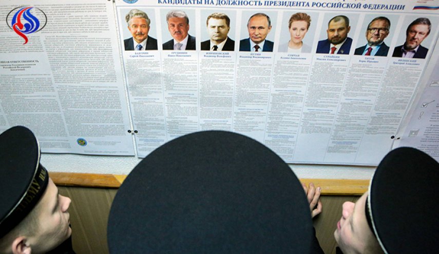 ممثل فرنسی شهیر يدلي بصوته في الانتخابات الرئاسية الروسية + صورة