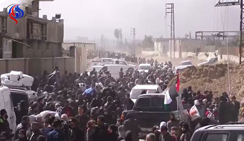 بالفيديو.. لحظة خروج مدنيي الغوطة وهروبهم من المسلحين