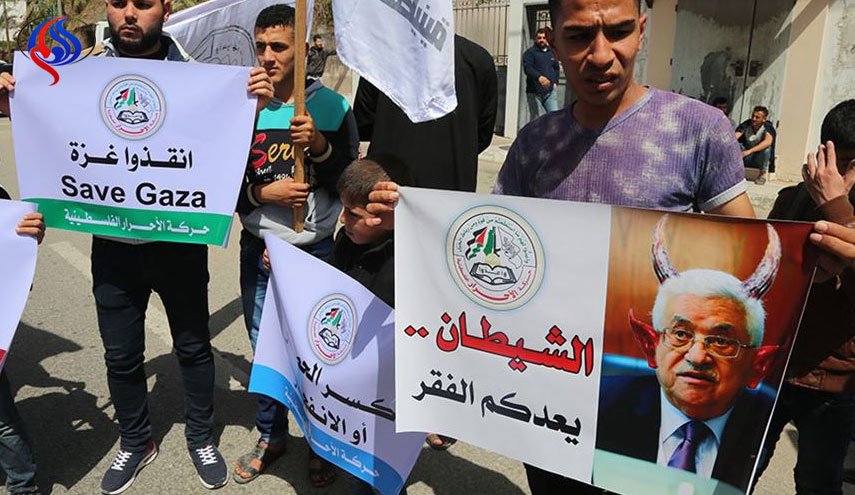مسيرة بغزة رفضا لقرارات عباس الأخيرة ضد غزة