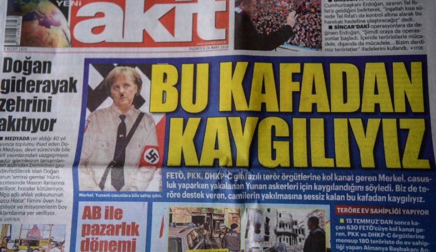 صحيفة تركية تنشر صورة لميركل بزي هتلر بعنوان 