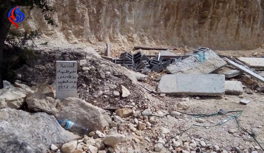 شاهد الاحتلال يهدم منشآت ويجرف مقابر جنوب القدس