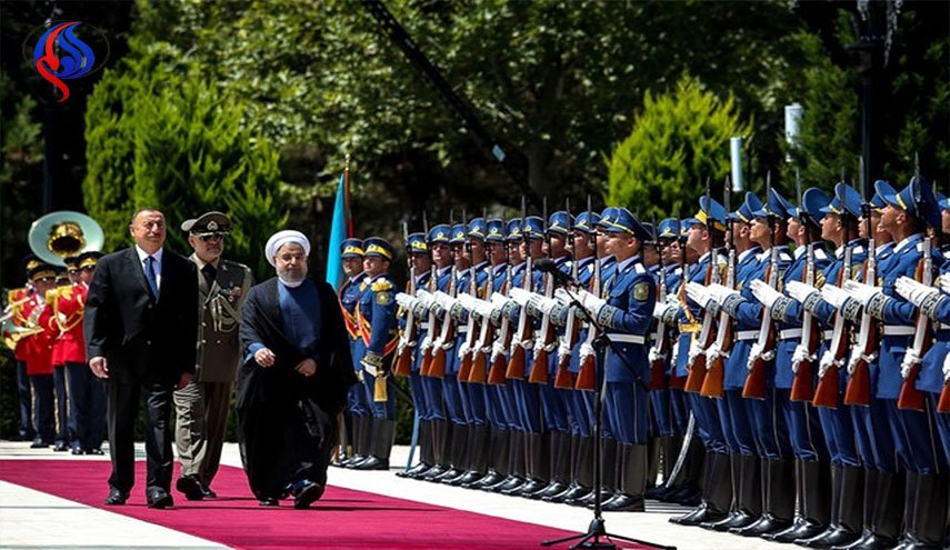 استقبال رسمي للرئيس الايراني في قصر اذربيجان الرئاسي
