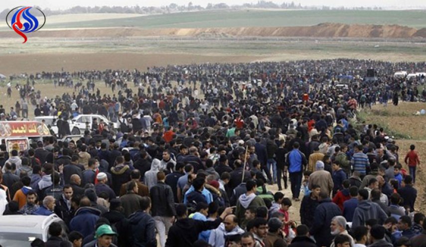 مئات الفلسطينيين يزيلون السياج الامني شرق البريج