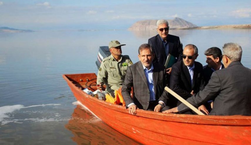 نائب الرئيس الايراني يتفقد بحيرة ارومية شمال غرب البلاد