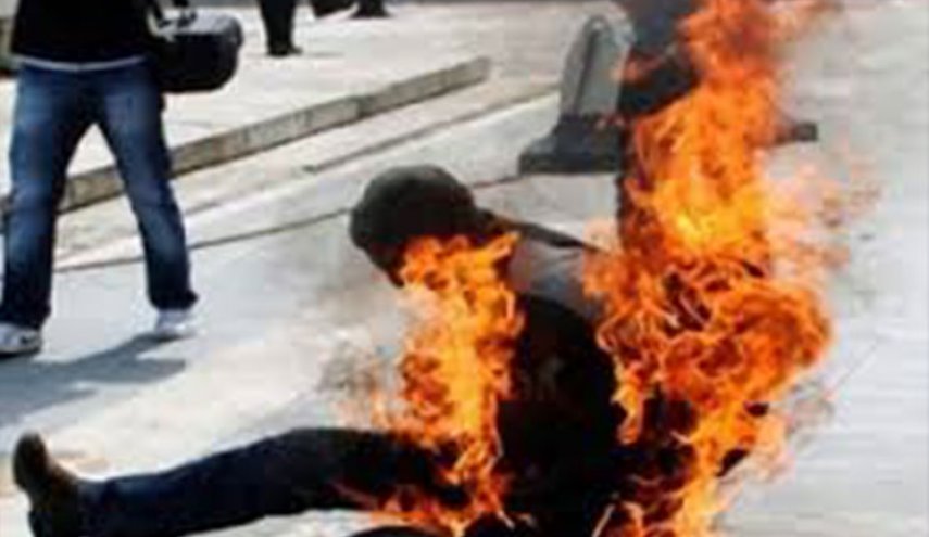 شاب سوري يشعل النار في نفسه بمخيم للاجئين في اليونان!!