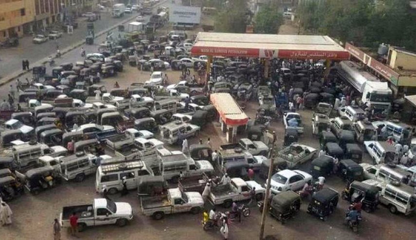 أزمة محروقات في الخرطوم وطوابير تنتظر امام محطات الوقود