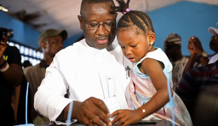 مرشح المعارضة في سيراليون يفوز بالانتخابات الرئاسية