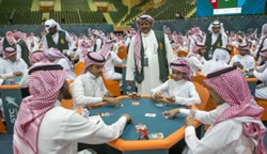 آغاز مسابقات «ورق بازی» در عربستان با مشارکت مبلغان وهابی+ عکس