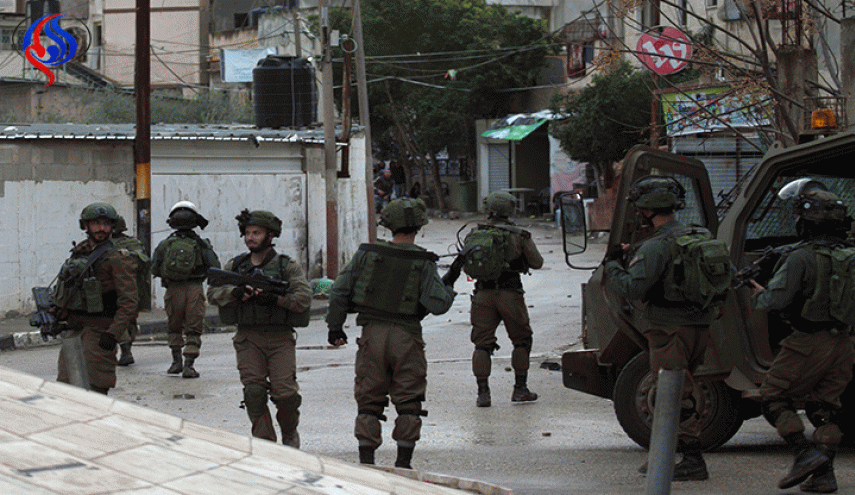 الاحتلال يعتقل خمسة فلسطينيين بالضفة